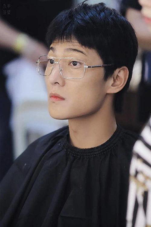 王鹤棣吃瓜的眼神娱乐