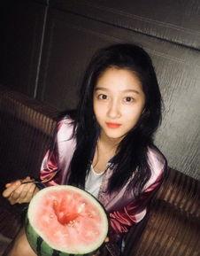 关晓彤进入娱乐圈吃瓜,从吃瓜群众到璀璨明星的蜕变之路